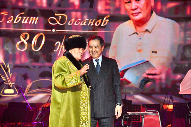 Almatyda jazýshy Sábıt Dosanovtyń mereıtoıy atalyp ótti