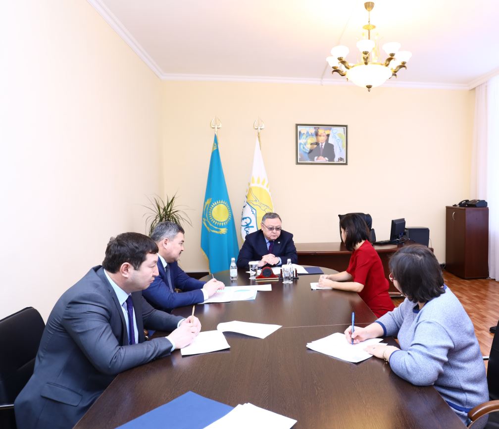 Ońdasyn Orazalın «Nur Otan» partııasynda turǵyndarmen qoǵamdyq qabyldaý ótkizdi