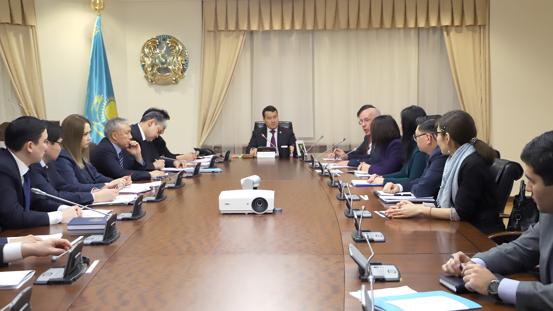 Investısııalyq saıasatty iske asyrý máseleleri talqylandy