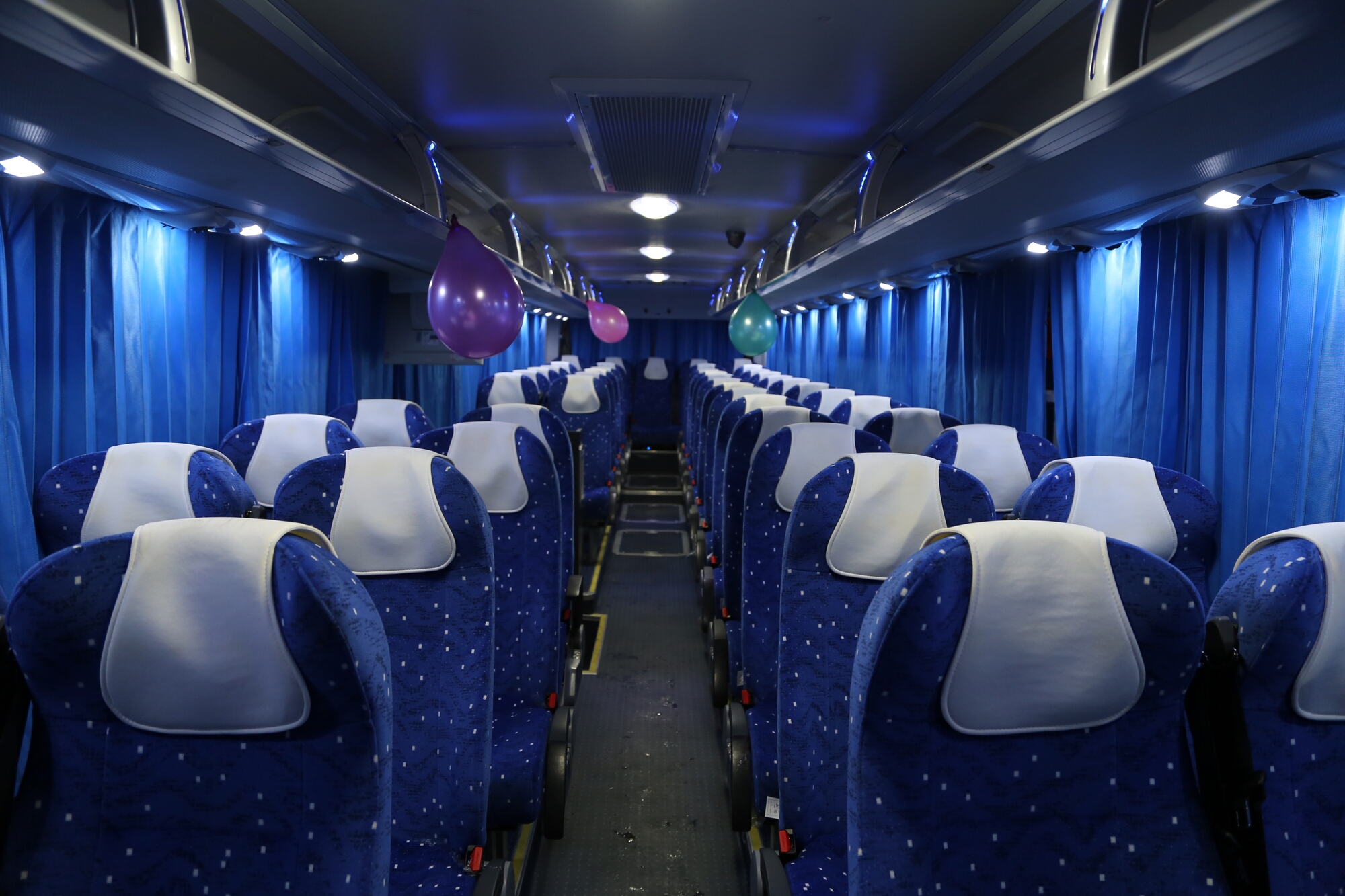 Elordada kúrdeli jóndeýden ótken jolaýshylar vagondary tanystyryldy