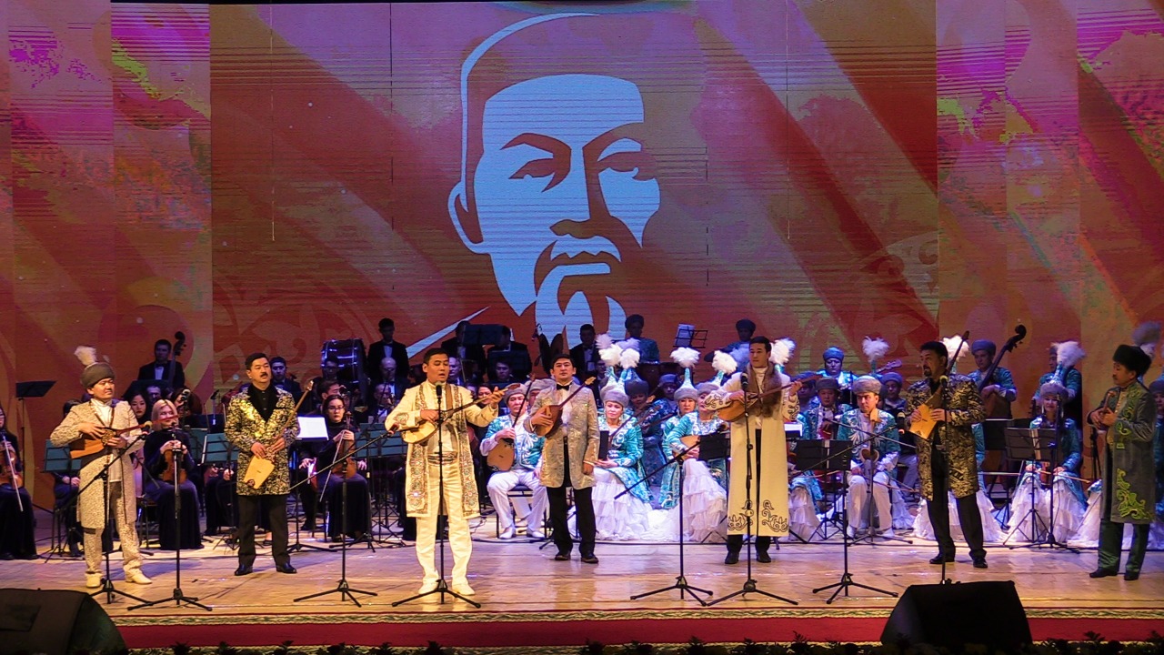 Aqyn toıy týǵan topyraǵynda jalǵasty