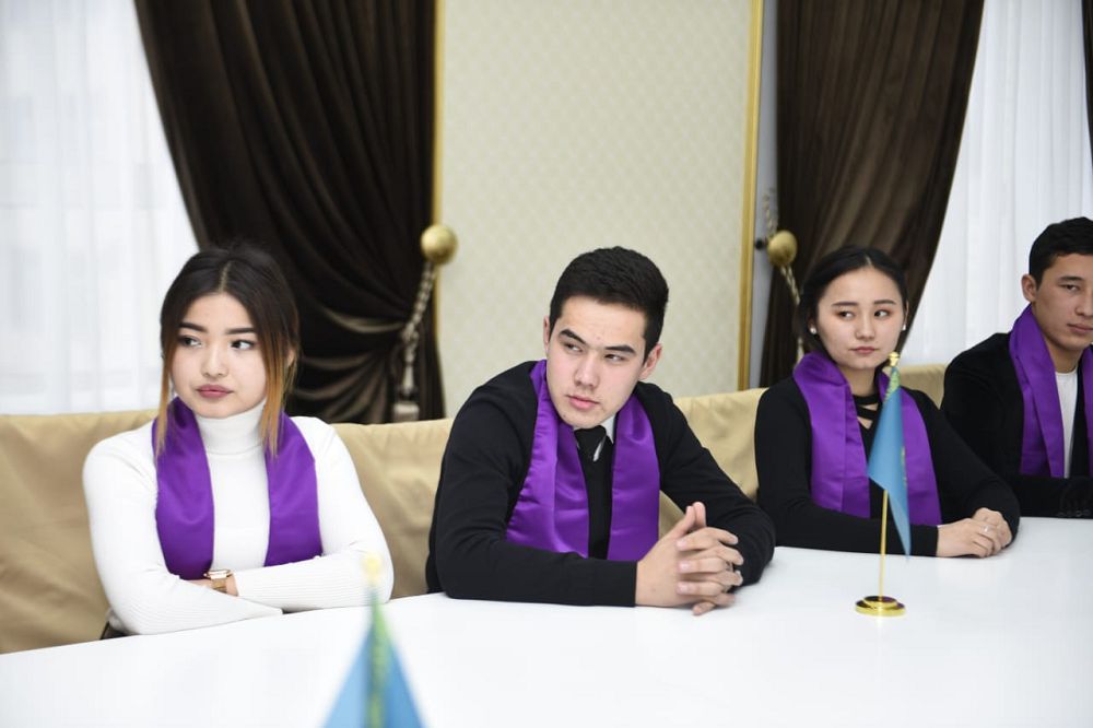 OQMÝ shákirtaqyny birinshi bolyp kóterdi