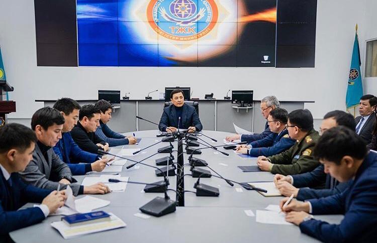 Altaı Kólginov aýa raıynyń kúrt nasharlaýyna baılanysty keńes ótkizdi