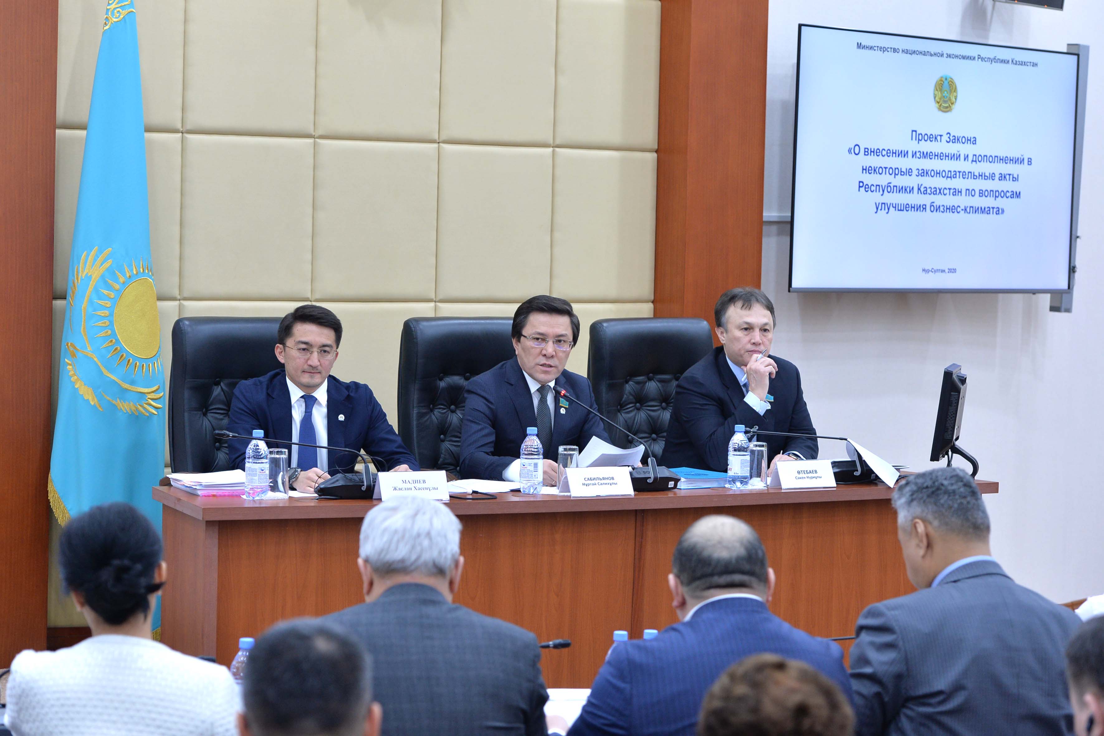 Májiliste bıznes-ahýaldy jaqsartý máselelerine qatysty zańnamalyq túzetýler tanystyryldy