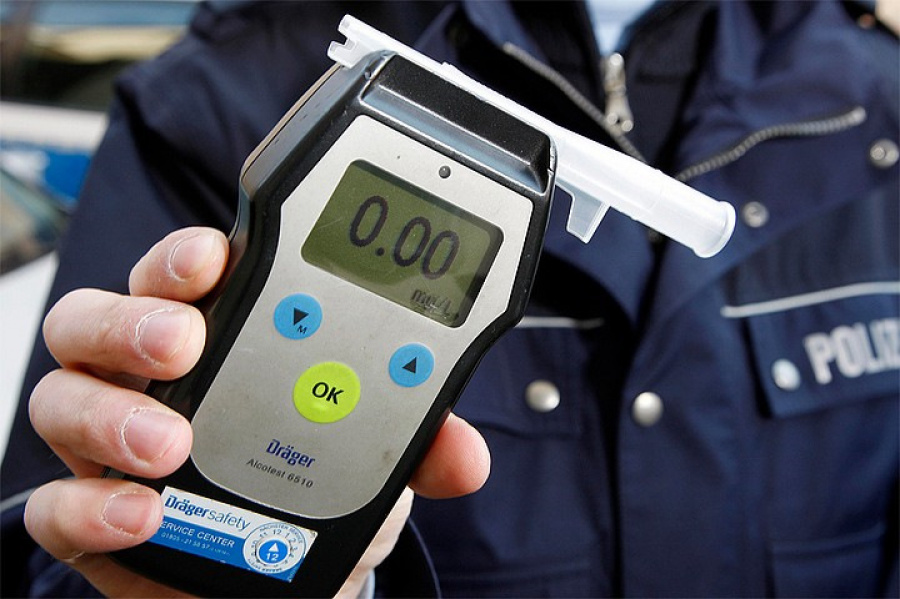 Petropavldyń saqshylary turǵyndardy bolýy múmkin jol apatynan qutqardy