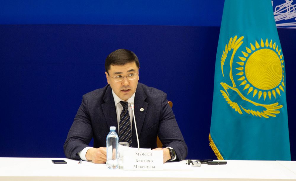 B. Máken halyqty koronavırýstan qorǵaý máseleleri jóninde keńes ótkizdi