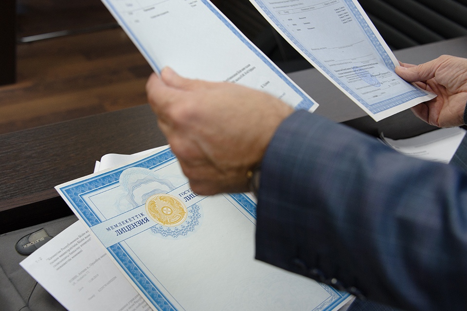 Lısenzııasynan aıyrdy