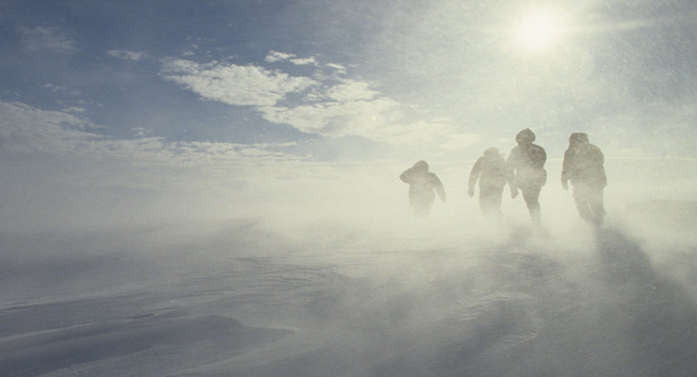 Polıseıler adasqan jolaýshylardy qutqardy