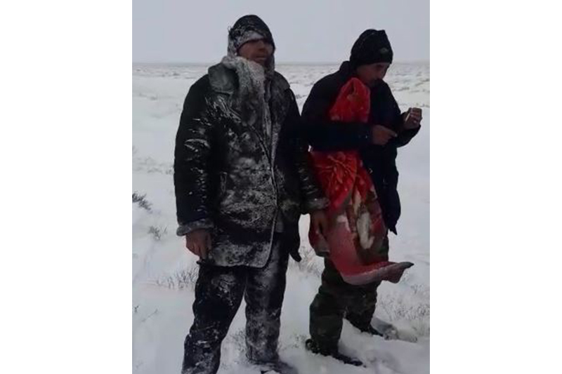 Betpaqdalada adasyp ketken úsh júrgizýshi tabyldy