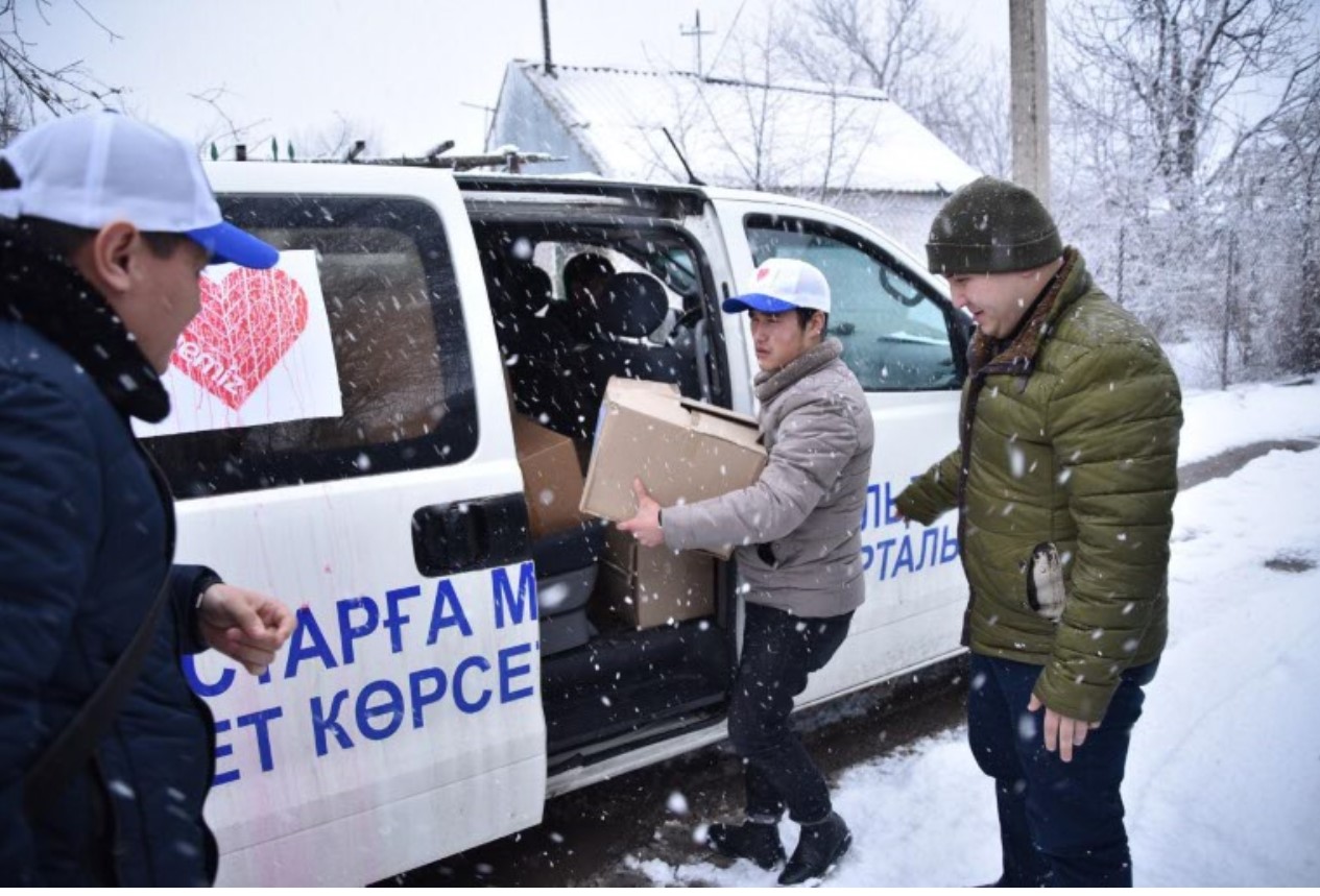 Shymkenttegi áleýmettik kómekke muqtaj 50 otbasyǵa azyq-túlik sebetteri taratyldy
