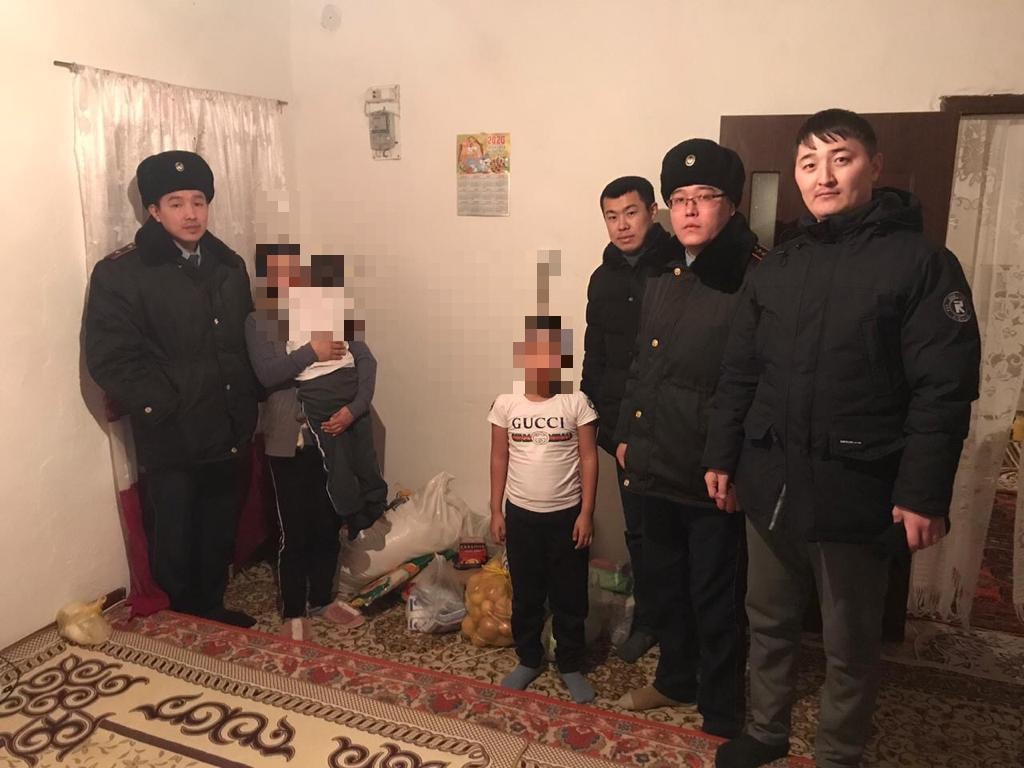 Polıseıler muqtaj otbasylarǵa qaıyrymdylyq kómek berdi
