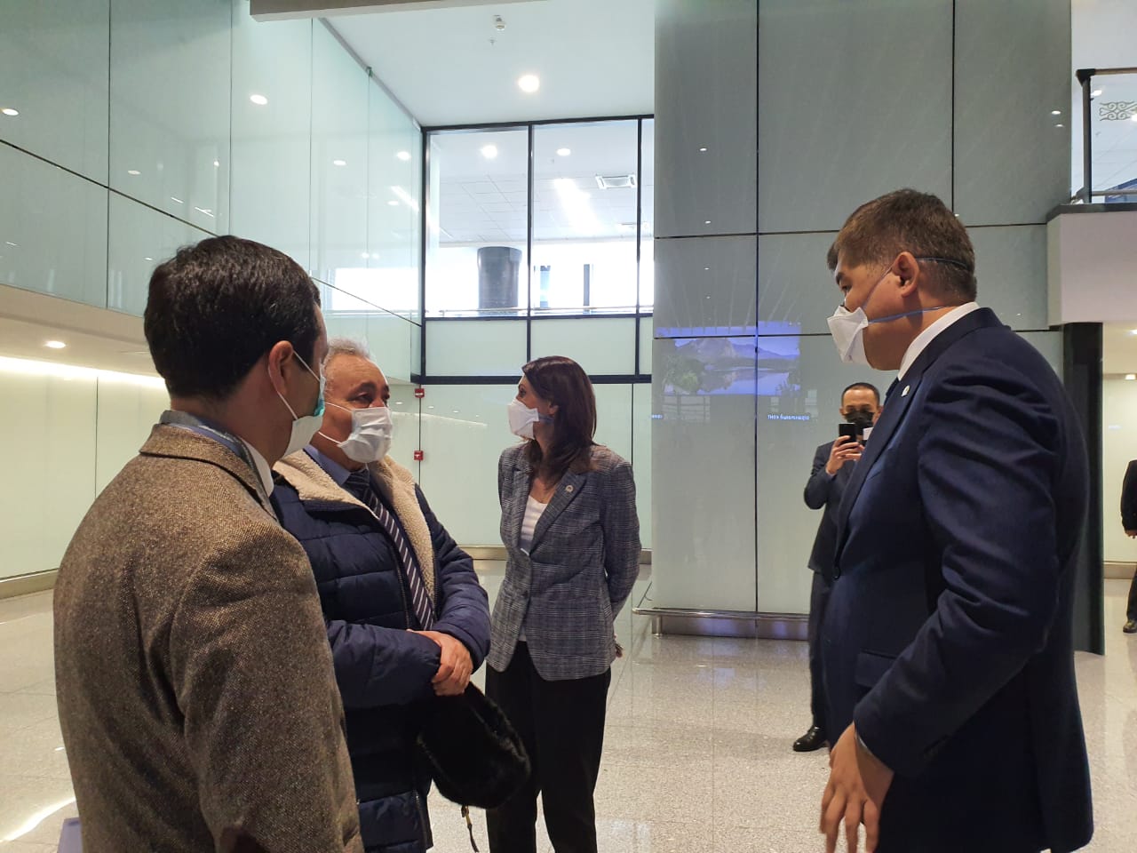 E.Birtanov Nazarbaev áýejaıynda ornalasqan sanıtarlyq karantındik pýnktke bardy