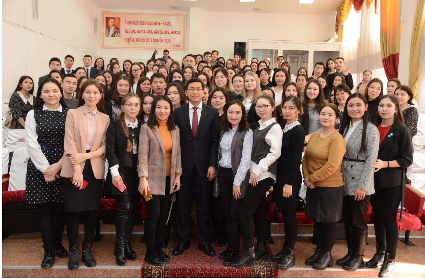 Almatyda Bilim jáne ǵylym mınıstri stýdenttermen kezdesti