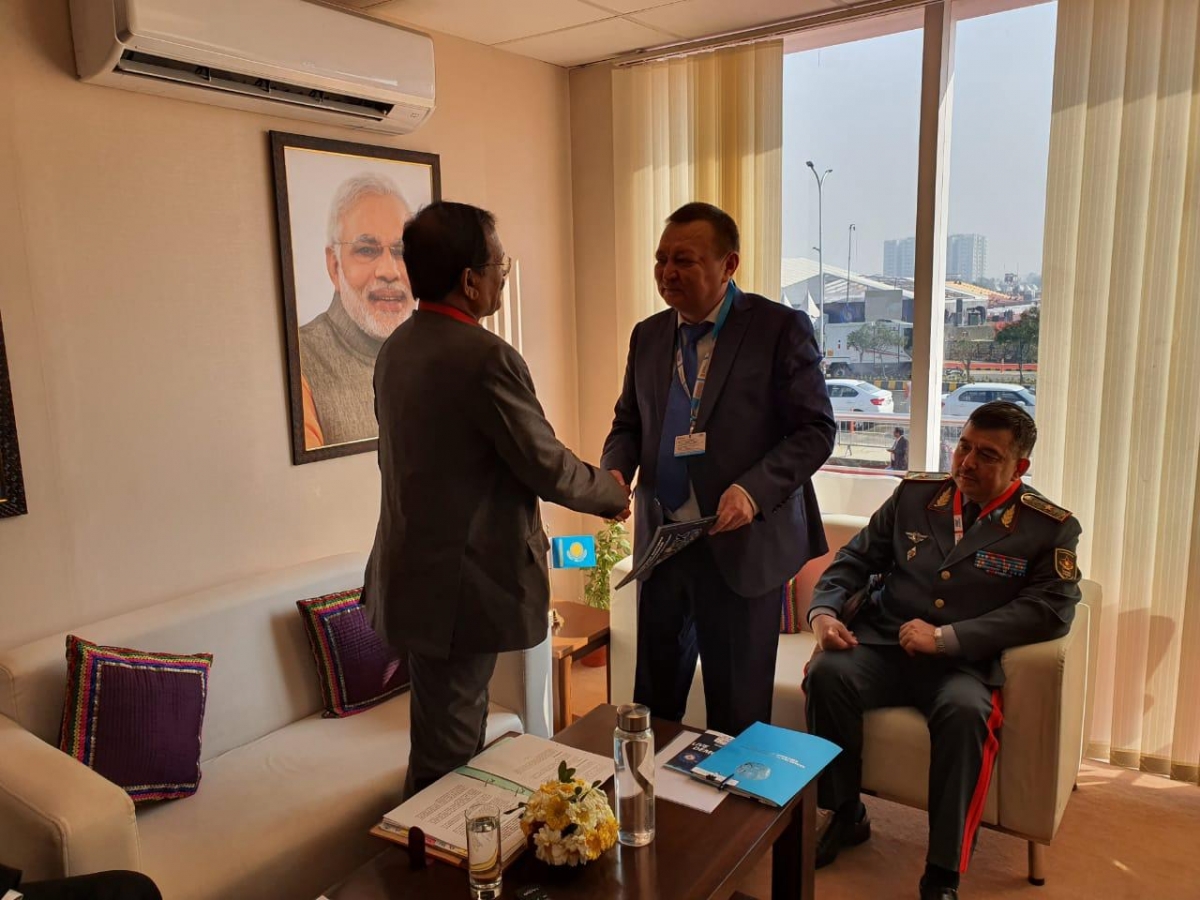 Talǵat Janjúmenov Defense Expo-2020 kórmesine qatysyp jatyr