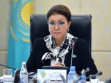 Darıǵa Nazarbaeva Qordaıdaǵy oqıǵa kezinde qaıtys bolǵan jandardyń jaqyndaryna kóńil aıtty