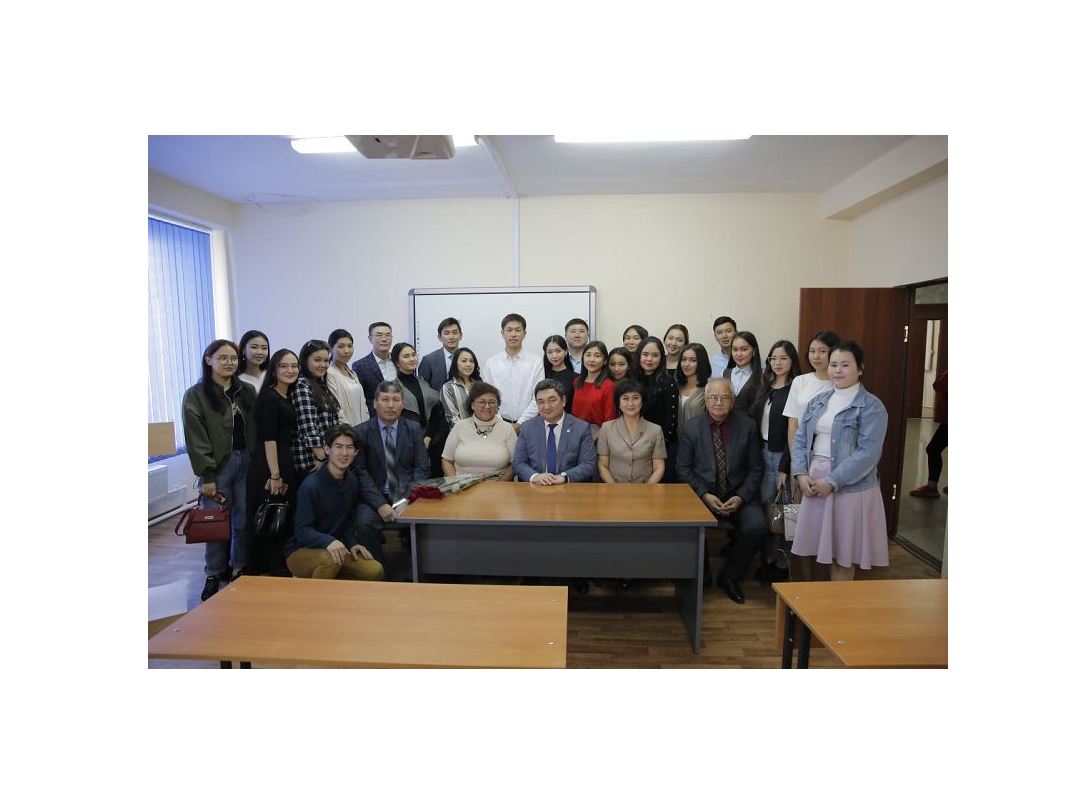 «Egemen Qazaqstan» basshysy qaraǵandylyq stýdenttermen kezdesti