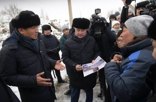 Baýyrjan Baıbek jylýsyz otyrǵan turǵyndarmen jolyqty