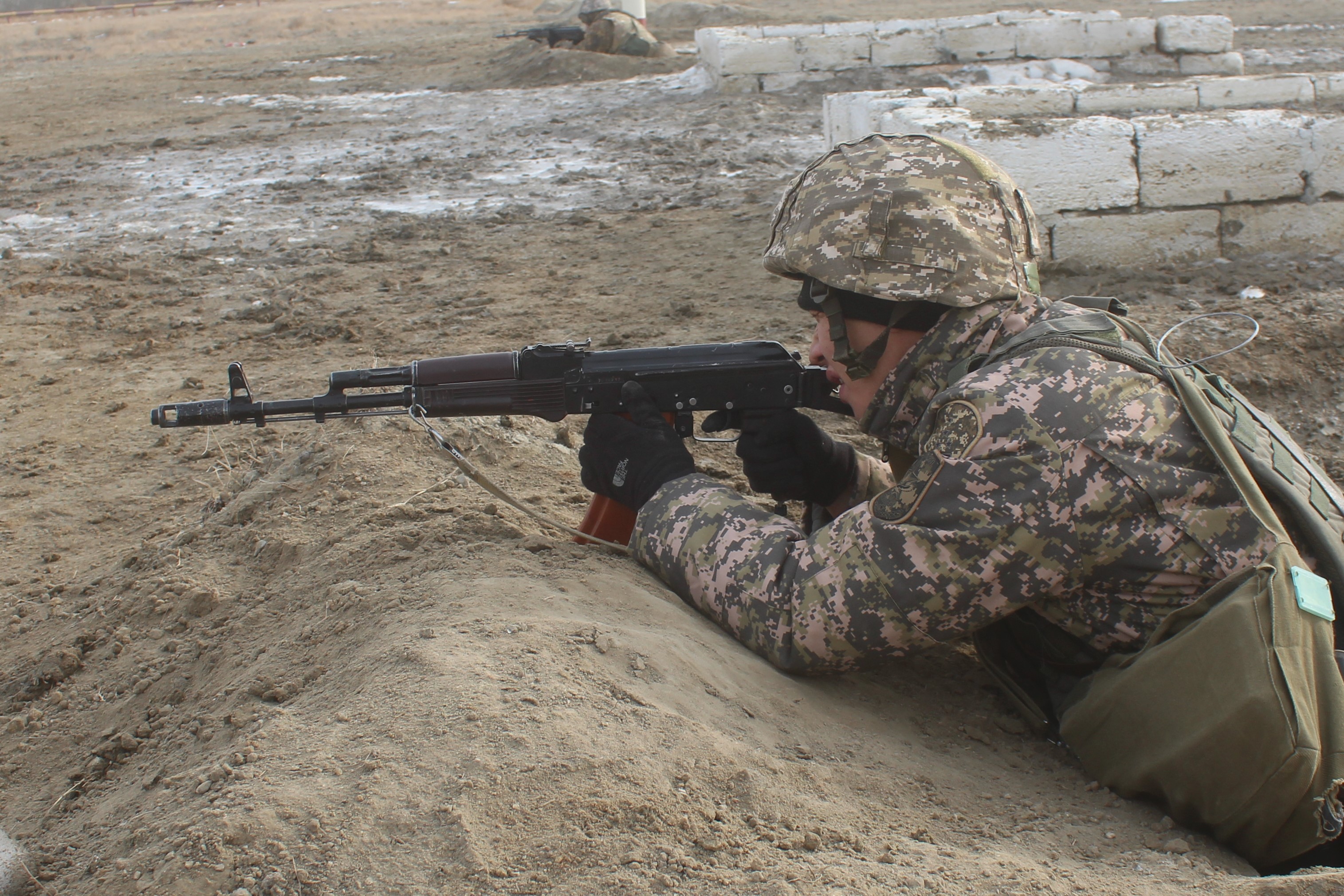Jıynda áskerdegi tárbıe jumysynyń jetildirilýi talqylandy