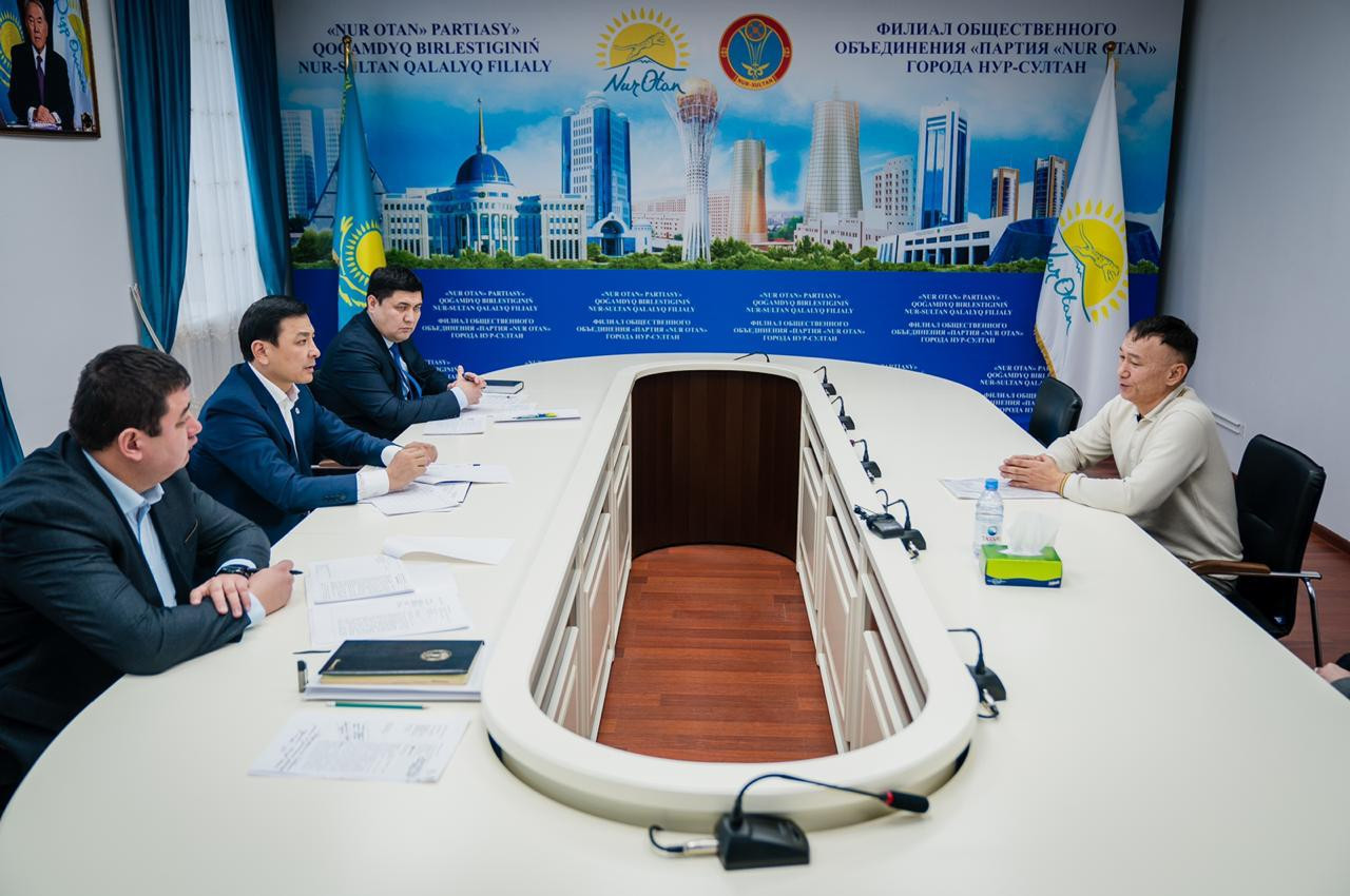 Altaı Kólginov Nur Otan fılıalynda azamattarmen kezdesti