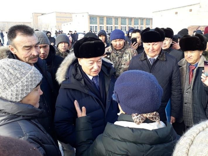 «Shekaradan basqa eldiń azamattary ótpeıdi»: Oblys ákimi Danıal Ahmetov Zaısanǵa bardy