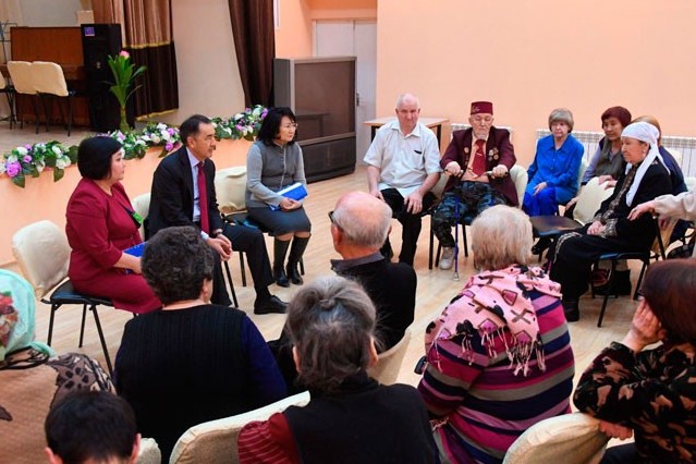 Almatynyń ákimi eseptik kezdesýinde el shaǵymdanǵan nysandarǵa bardy