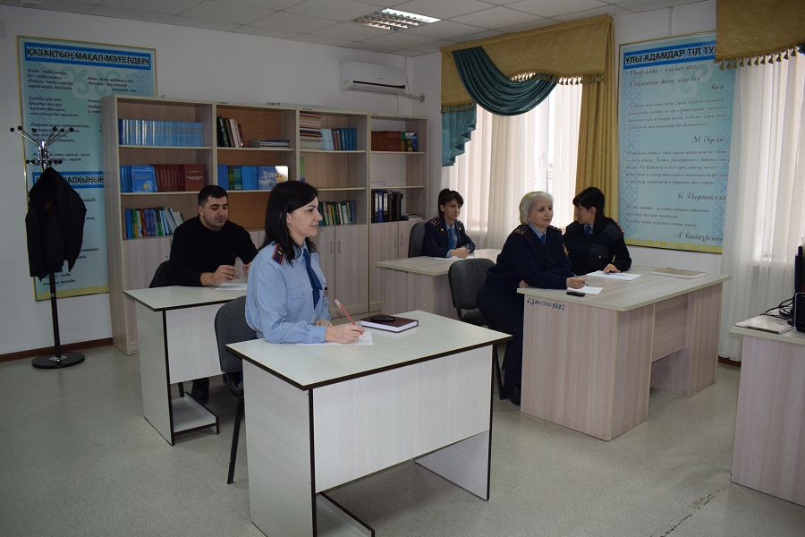 Polıseıler memlekettik til úırený kýrstarynda dáris alýda