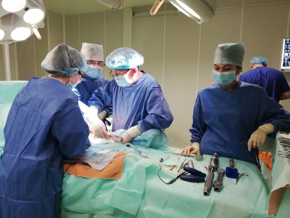 Balalarǵa kúrdeli operasııa jasaldy