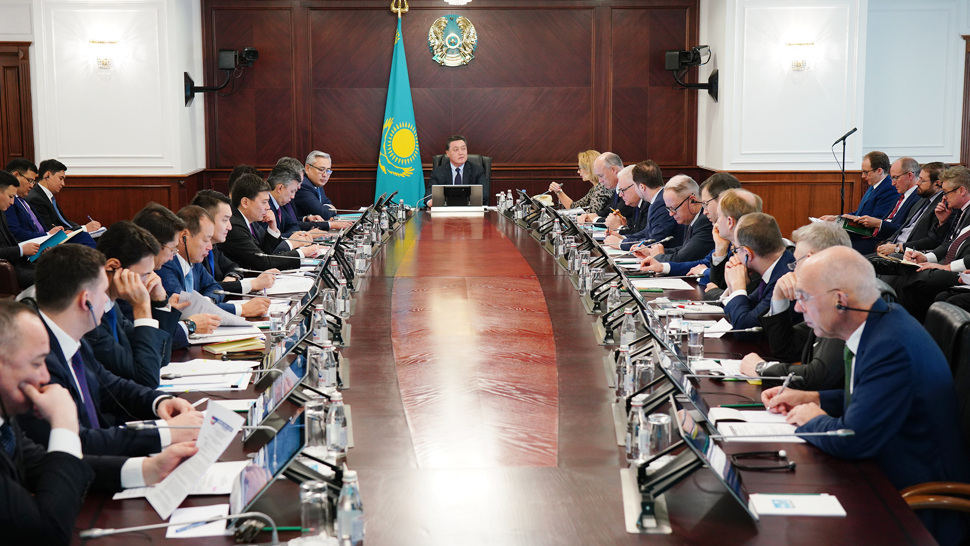 Investısııalyq ahýaldy jaqsartý jónindegi keńes salyq saıasaty máselelerin qarady