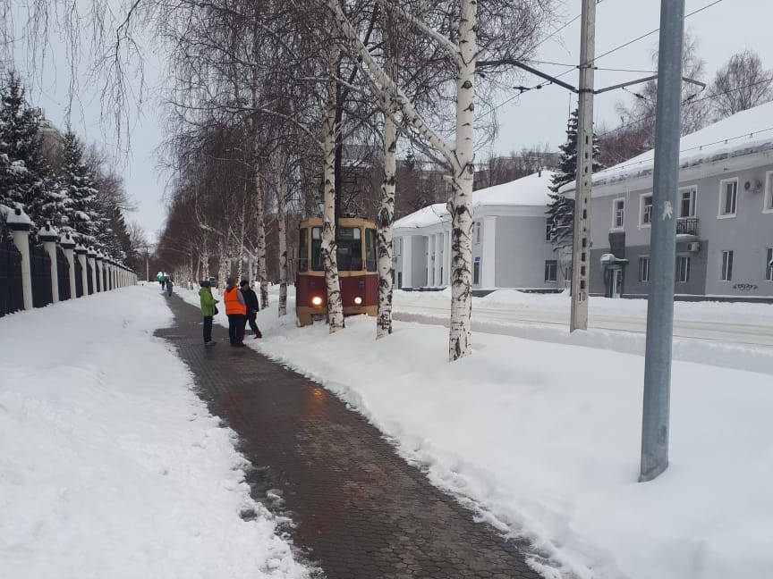 О́skemende qardyń qalyńdyǵynan tramvaılar júre almaı jatyr