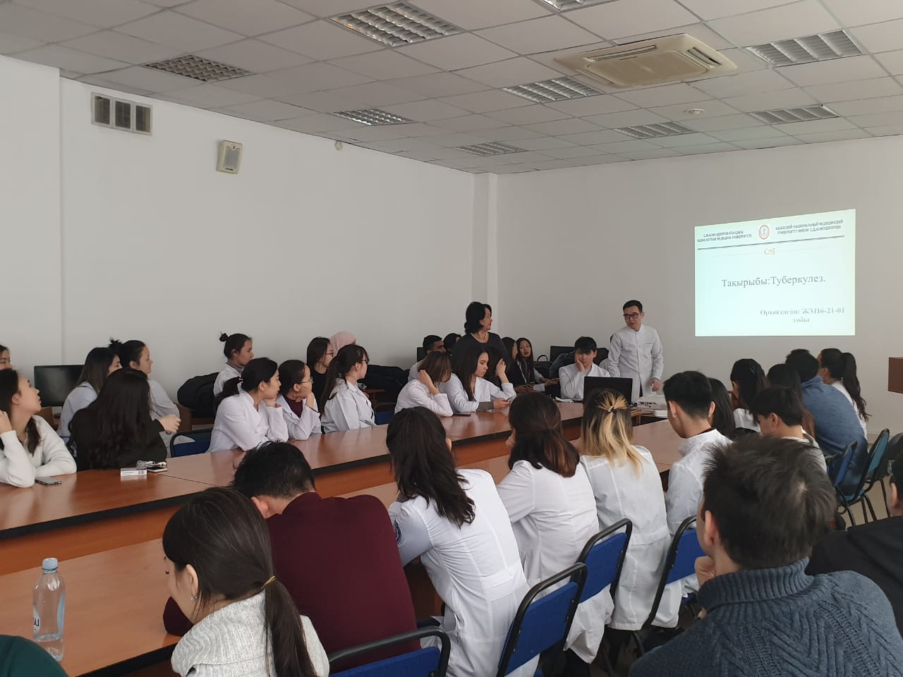 Ál-Farabı ýnıversıtetiniń stýdentteri men bolashaq dárigerler kezdesti