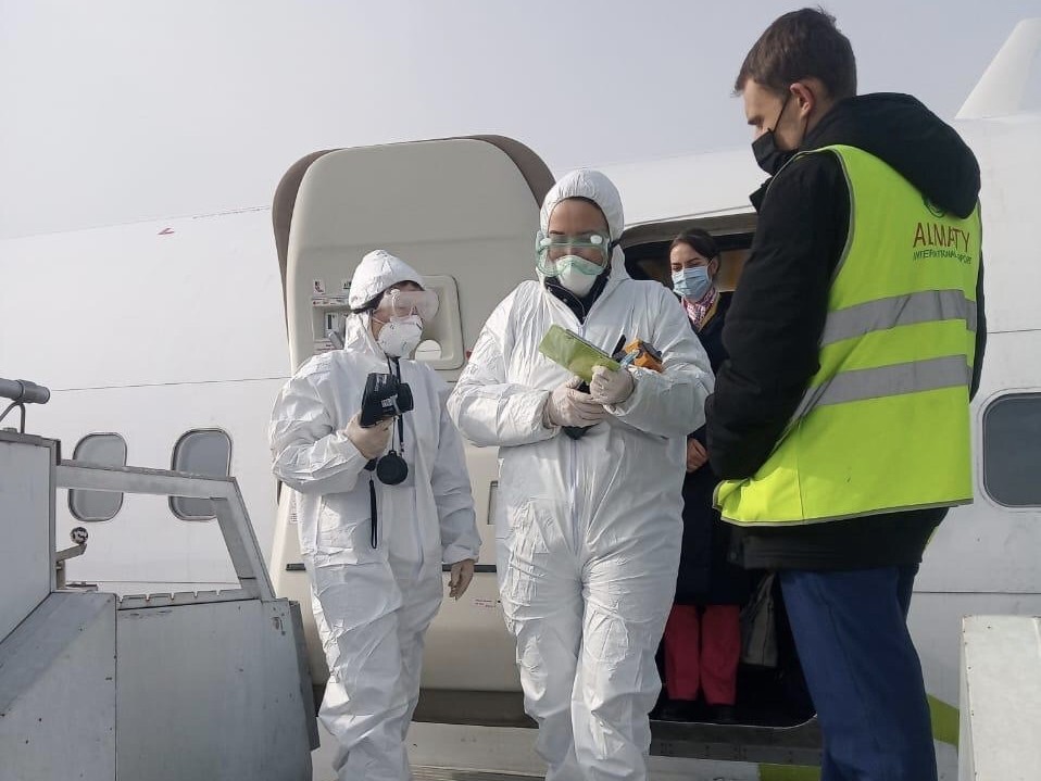 Almaty áýejaıynda táýligine 33 epıdemıolog jumys isteıdi