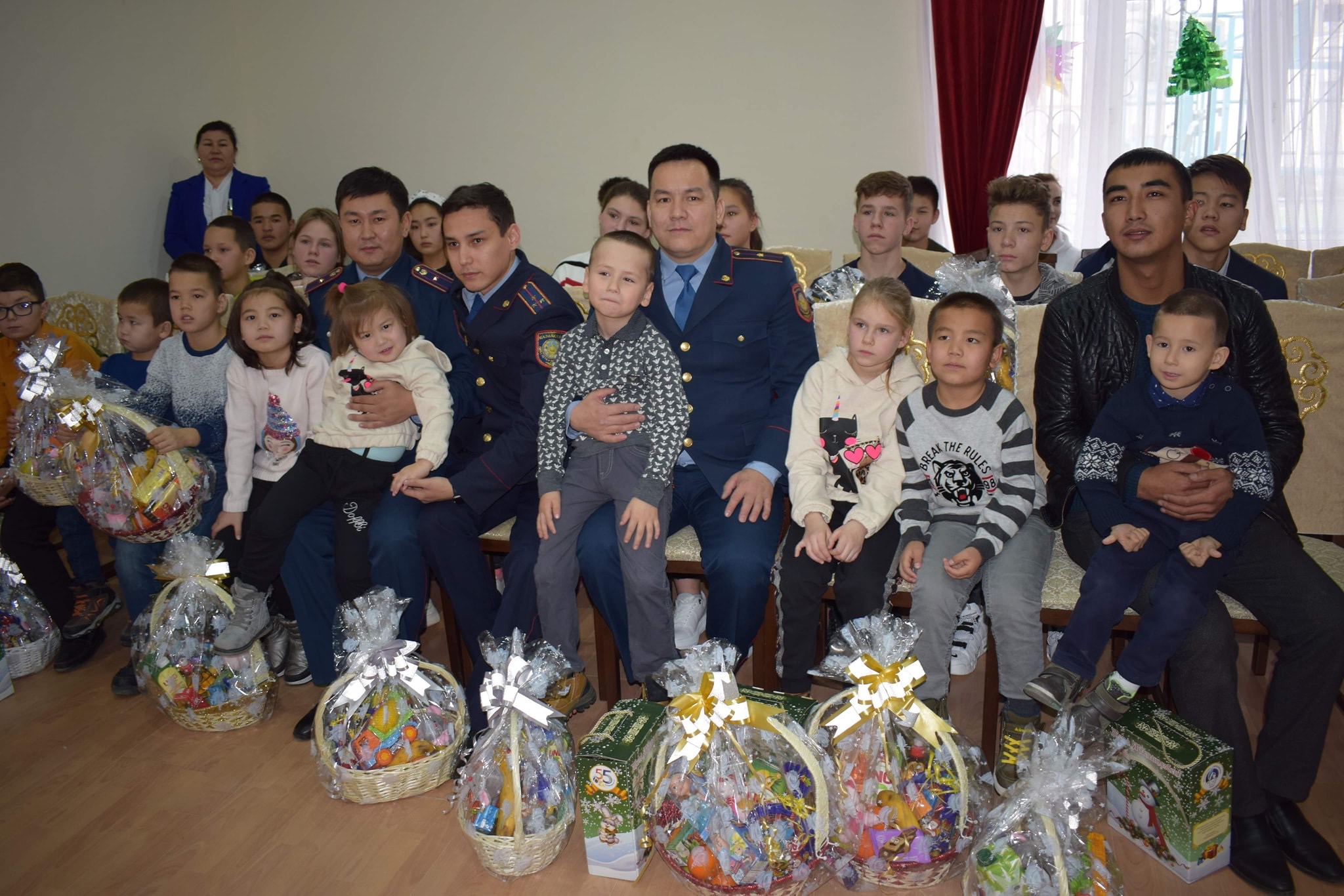 Polıseıler aýdandarǵa baryp qaıyrymdylyq sharasyn ótkizdi