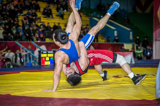 Kúres: Alǵashqy kúni úsh qola