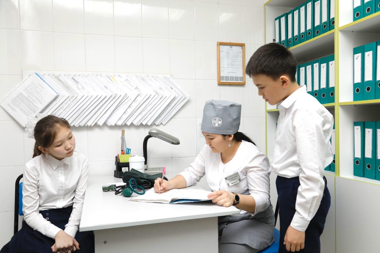 Shymkent qalasyndaǵy mektepterde medısınalyq kabınetter jańartylýda