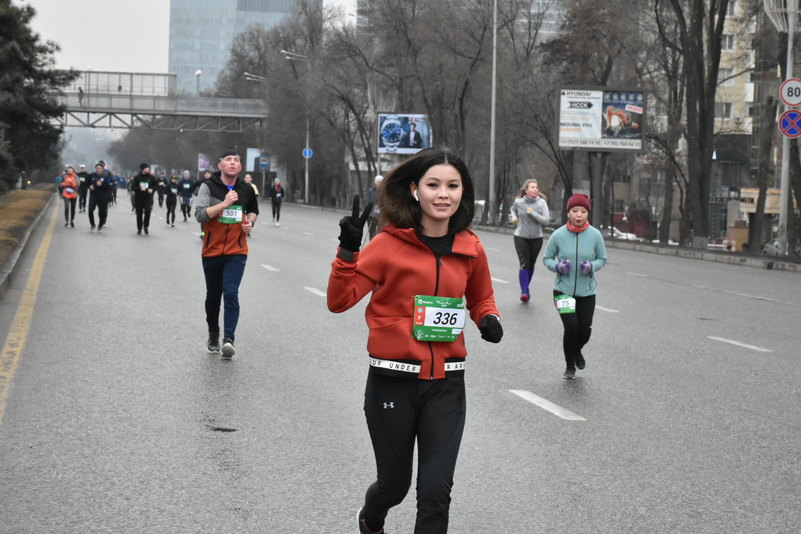 Almatyda qysqy júgirý jarysy ótti