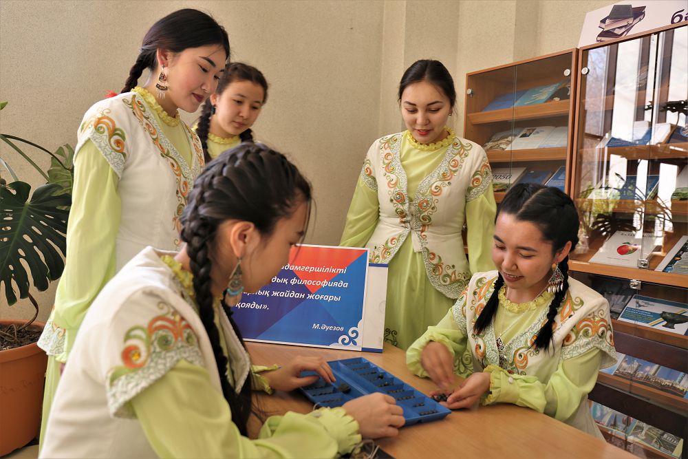 Qyzdar ýnıversıtetinde Abaıǵa arnalǵan ádebı baıqaý ótti