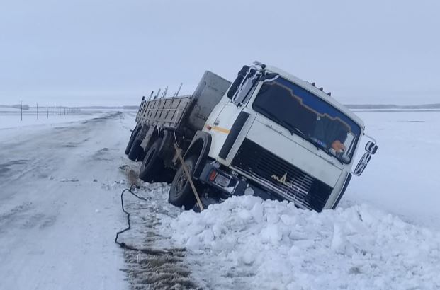 Aýyl turǵyny qar qursaýynda qalǵan júk kóligin shyǵarýǵa kómektesti