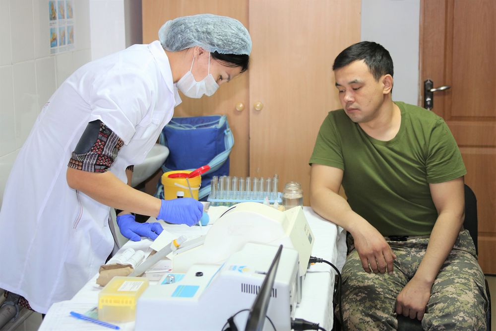 Atyraýda áskerı qyzmetshiler 50 lıtrge jýyq qan tapsyrdy