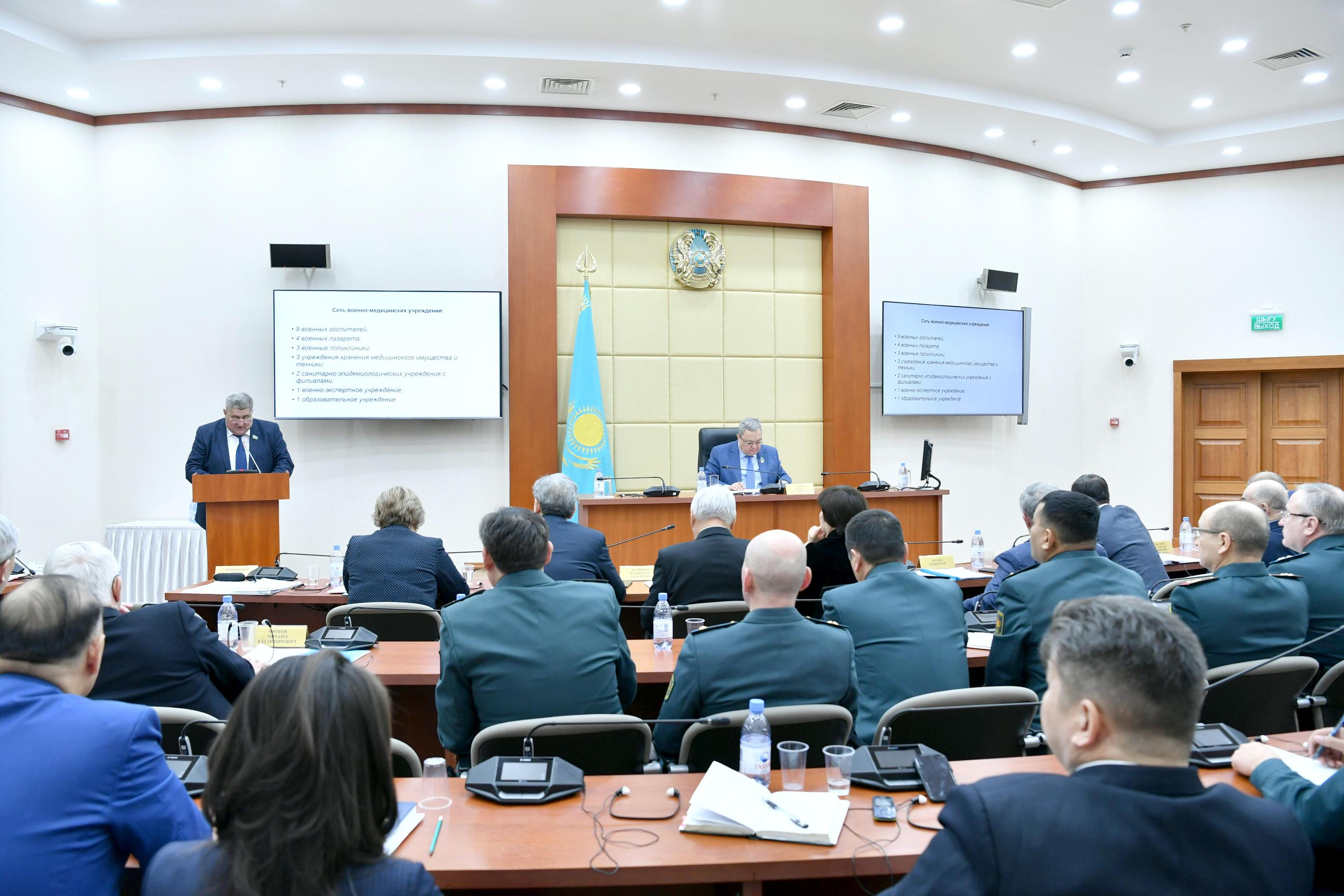 Áskerı qyzmetshiler men shaqyrylýshylardy medısınalyq qamtamasyz etý máseleleri talqylandy