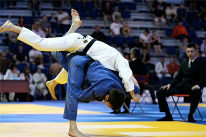 Álem kýbogyndaǵy alǵashqy altyn