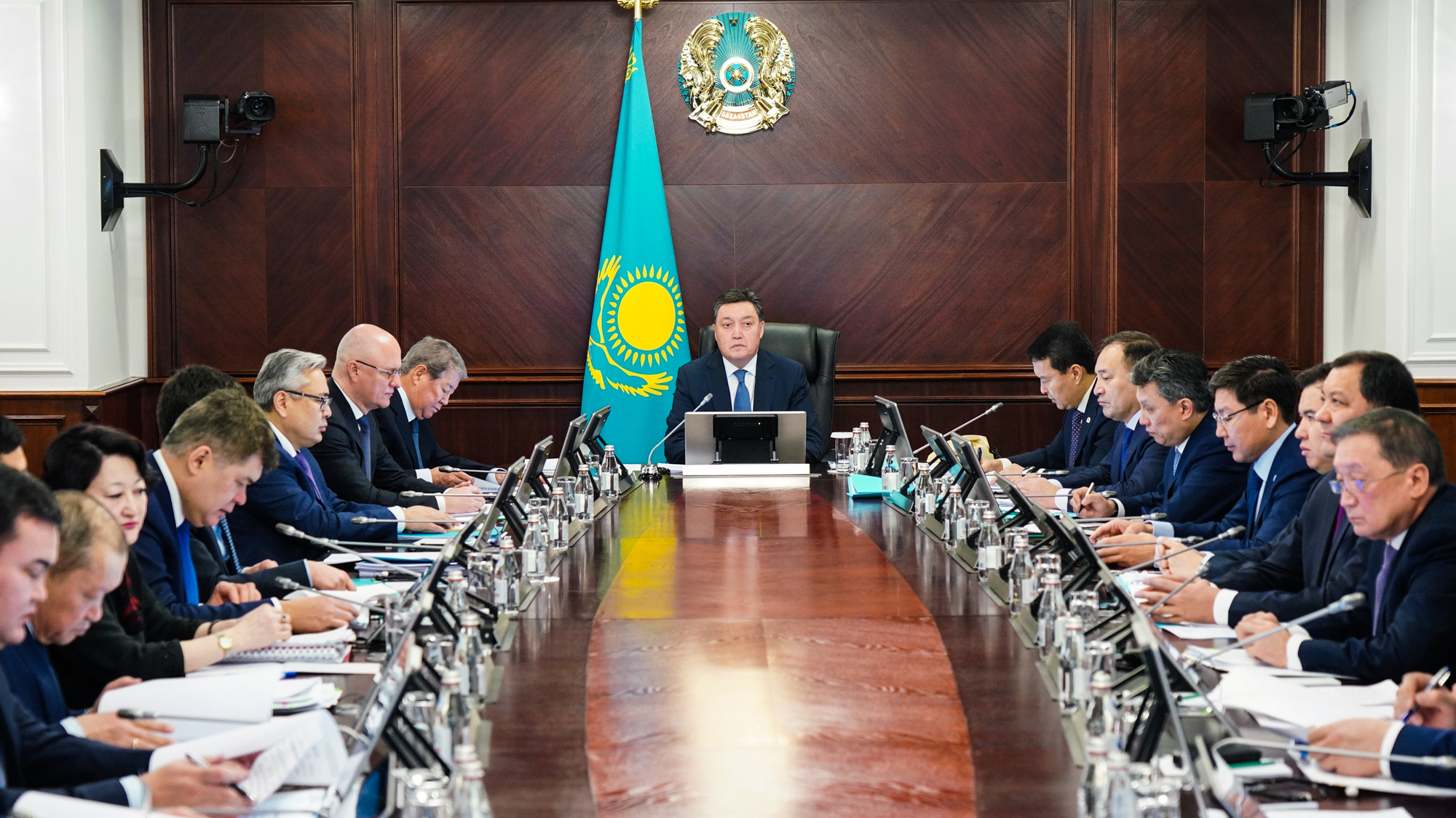 Asqar Mamın «Bızneske arnalǵan Úkimet» jobasyn iske asyrý jumystaryn aıaqtaýdy tapsyrdy