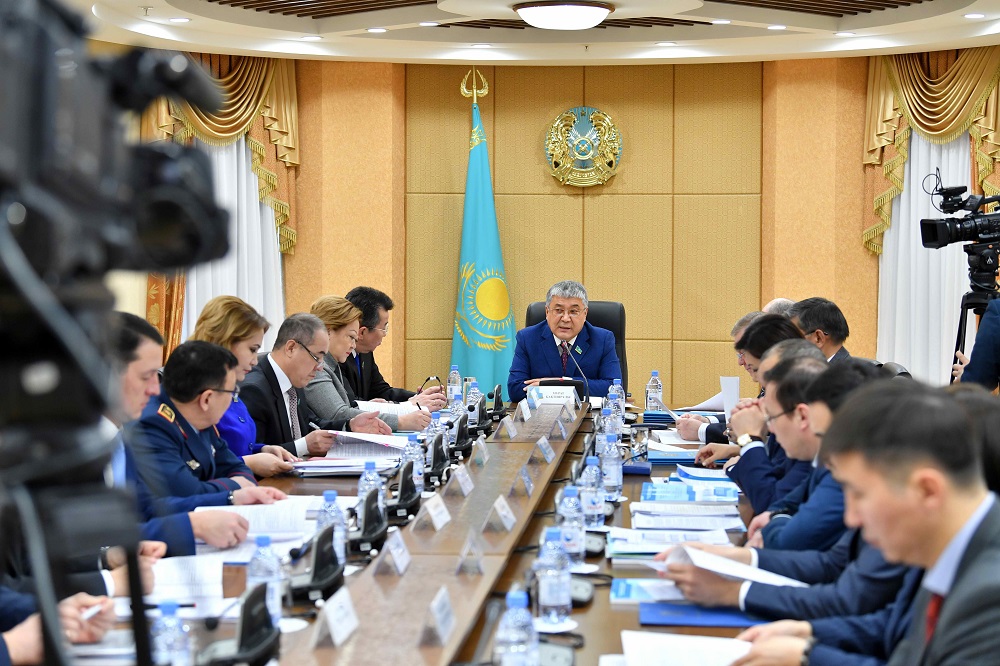 Senatorlar: Otandyq kadrlardy daıarlaý arqyly sheteldik qyzmetkerlerdi aýystyrý kerek