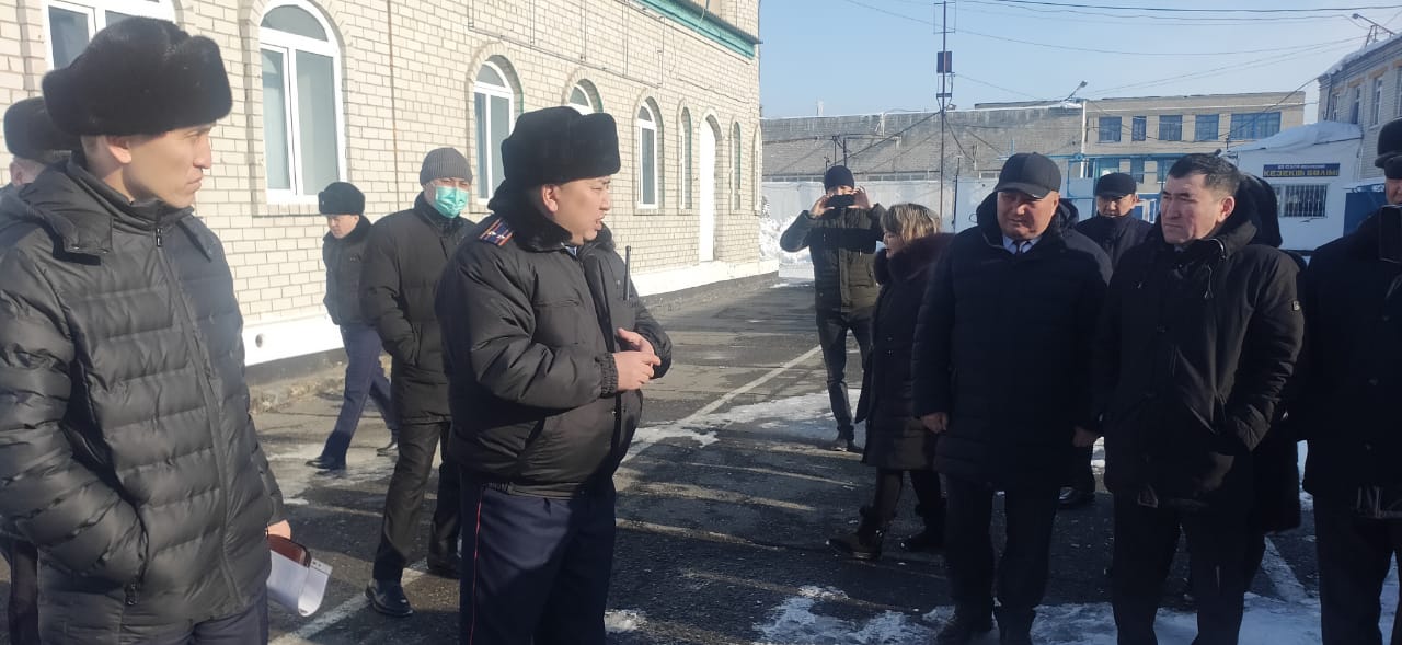 Semeıde memlekettik qyzmetkerler túrmeni aralady