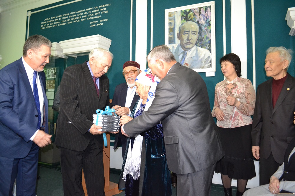 Semeıde Qunanbaıǵa arnalǵan kórme ashylyp, kitaptyń tusaýkeseri ótti