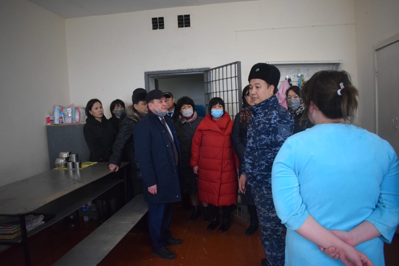 Aqtaýda memlekettik qyzmetshiler tergeý ızolıatorynda boldy