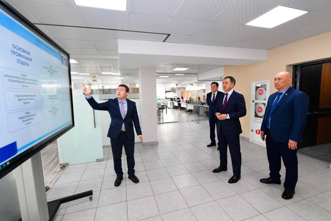 Almaty ákimi sáýletshiler jáne belsendilermen qalanyń damý barysyn talqylady