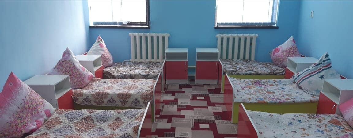 Túrkistan: Aqtóbelik ana Jetisaıǵa arnaıy kelip, qaıyrymdylyq jasady