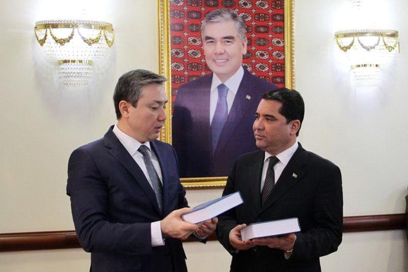 Qazaqstan elshisi Túrikmenstan mınıstrlerimen kezdesti