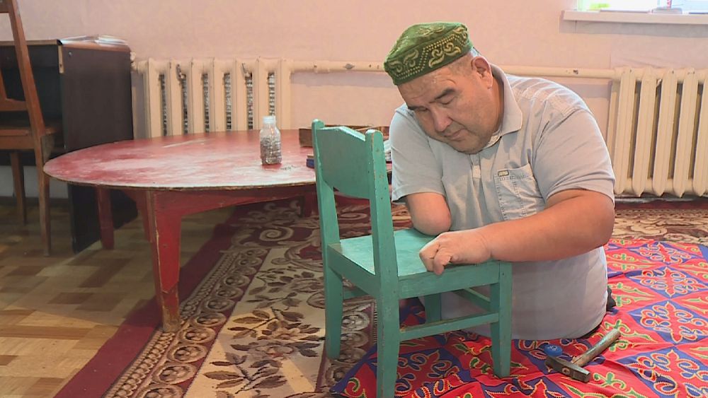 Jalǵyz qolmen jıhaz jasaıdy