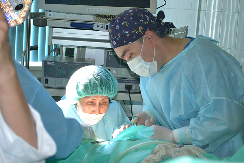 Mańǵystaýda dárigerler júkti áıeldiń júregine ashyq túrde kúrdeli ota jasady